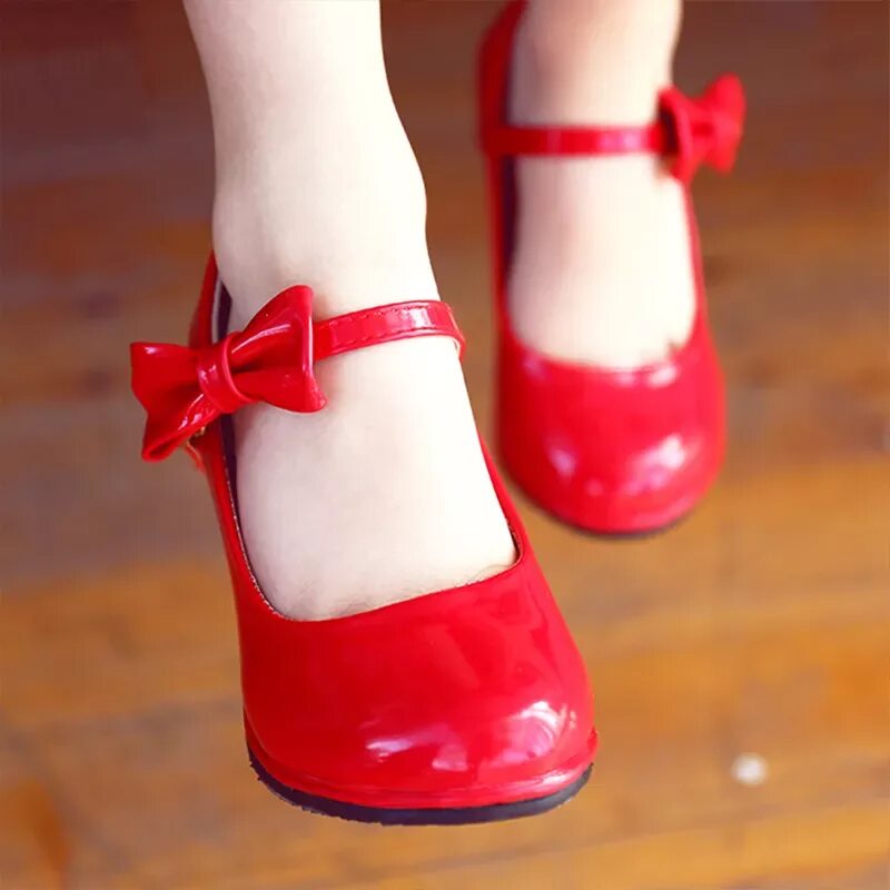 Туфли для девочек. Красные туфли для девочки. Туфли на каблуках для детей. Туфли детские красные.