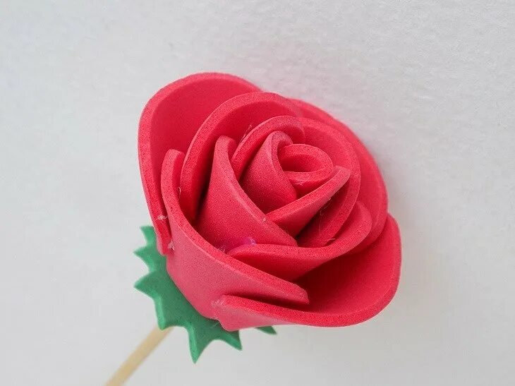 Розочку включить. Розочки фоамиран. Розы с фоамирана. Простые розочки из фоамирана.