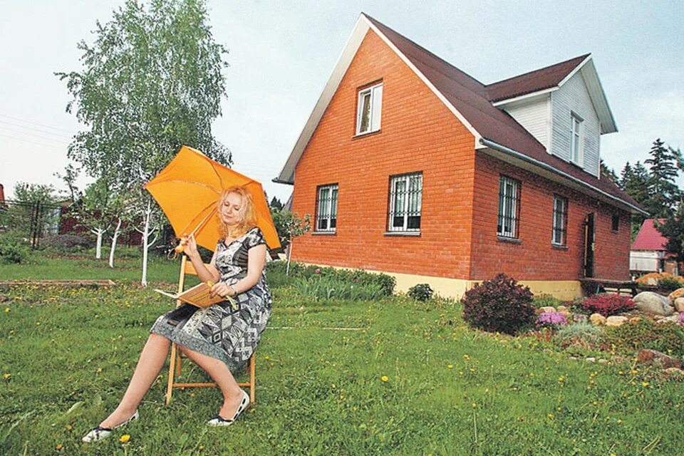 Люди на даче. Прикольный загородный дом. Люди в дачном домике. Фотосессия на даче смешная.