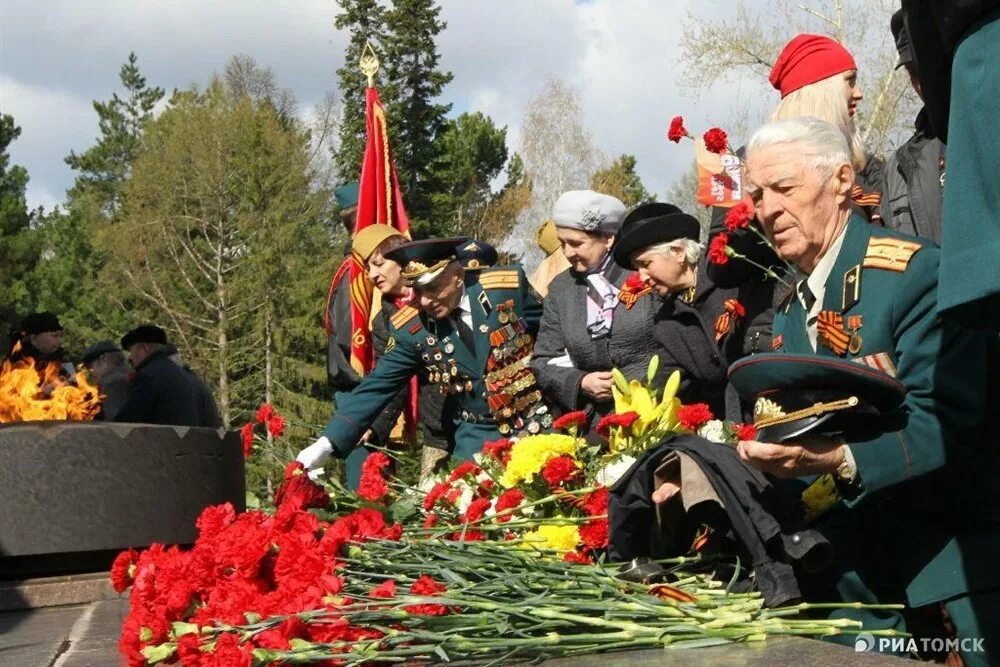 День Победы Томск лагерный сад. Возложение Томск лагерный сад. Мемориал Победы Томск. Цветы ветеранам. Гвоздики возложение