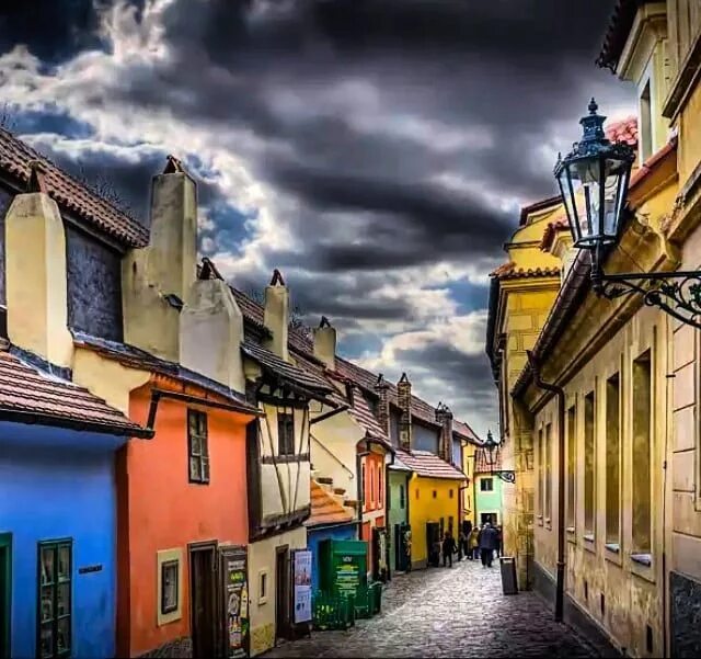Улица золотистая. Золотая улица в Праге. Золотая улочка в Праге.