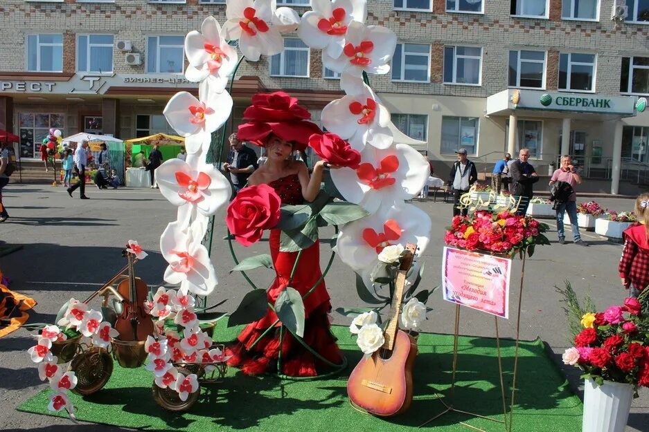 Цветочный магазин губкин. Белгород праздник цветов. Парад цветов в Белгороде. Выставка цветов ко Дню города. С праздником цветы.