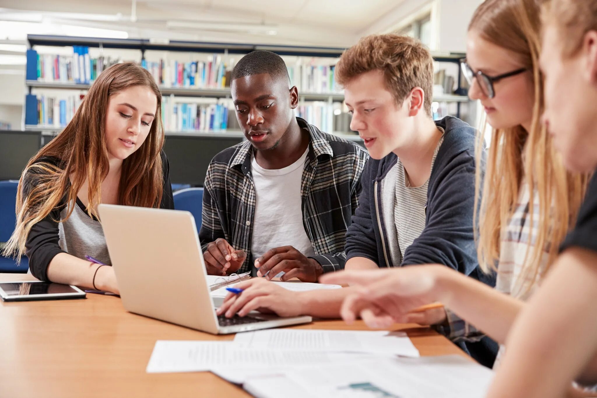 Student societies. Общение в университете. Группа студентов. Студенты колледжа. Студенты колледжа это группа.