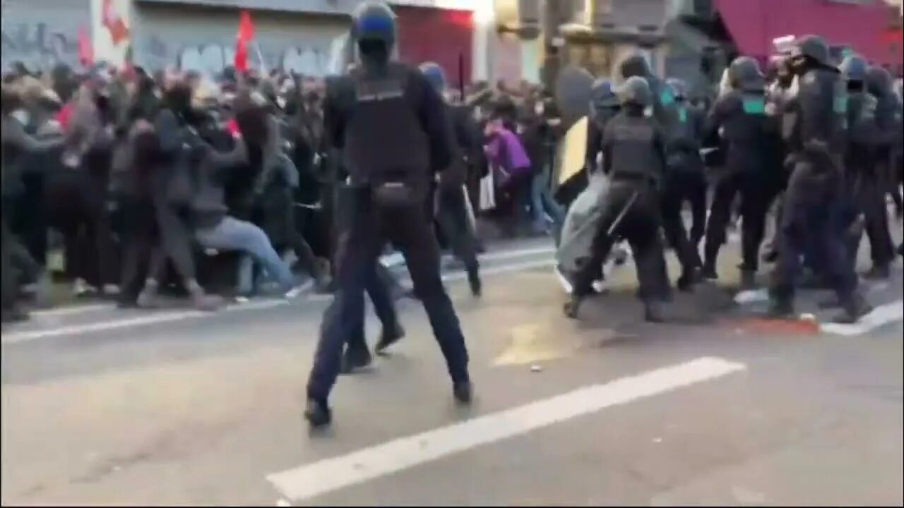 Бил французы. Полиция Франции на митингах. Полиция Франции. Франция протесты разгон полицией. Протесты против пенсионной реформы во Франции.