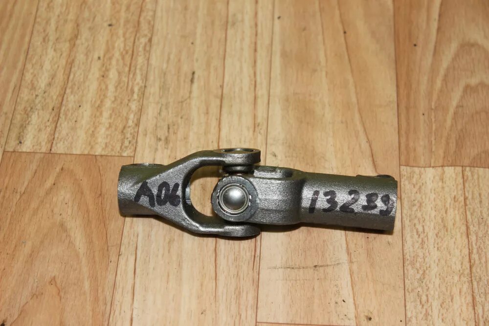 Рулевой карданчик тойота. Тойота авенсис 1 карданчик рулевой. Рулевой карданчик тойота авенсис 2001 год. Toyota 45220-33280. Рулевой карданчик тойота.