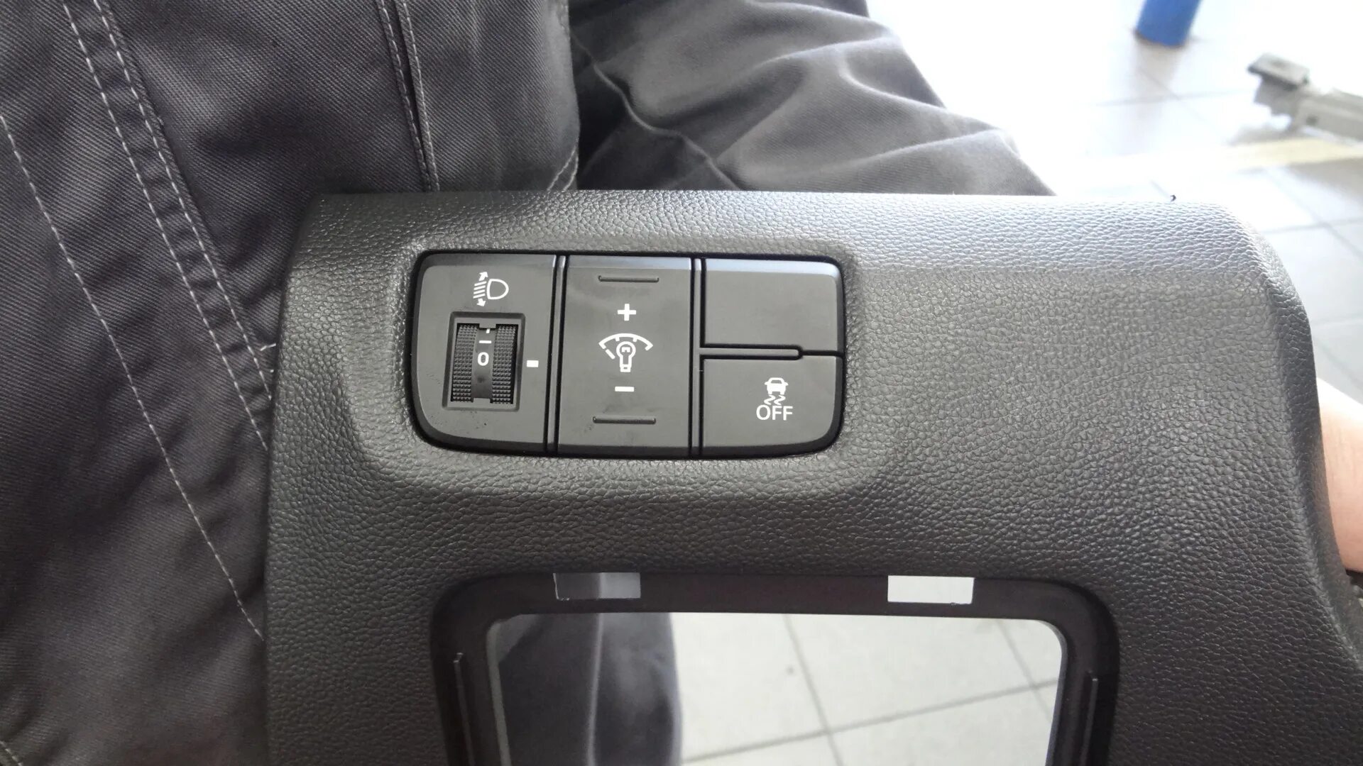 Обогрев стекла хендай крета. Hyundai creta кнопка 4 wd lock. Обогрев стекла хендай крета. Кнопка подогрева зеркал в крета. Обогрев стекла хендай крета.