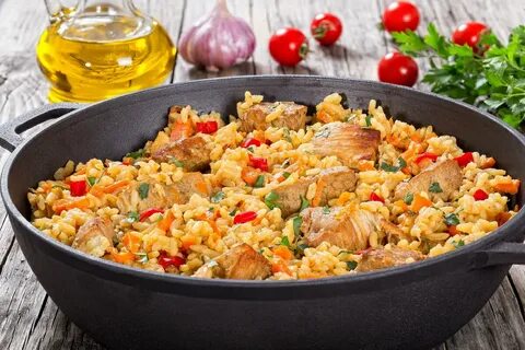 Простой плов с курицей в сковороде