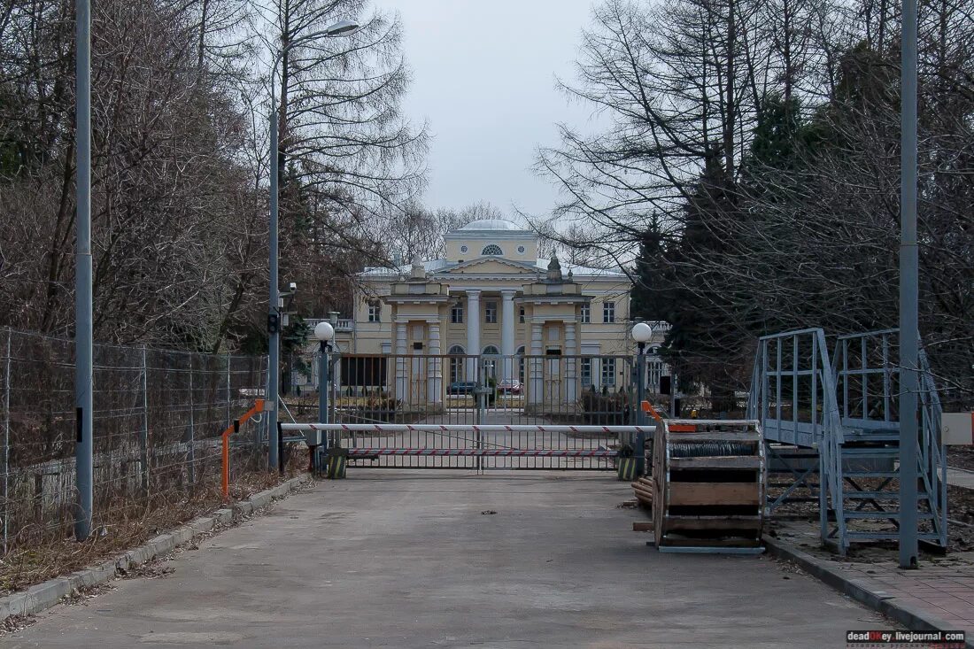 Черемушки знаменское. Усадьба Черёмушки-Знаменское Москва. ИТЭФ усадьба. ИТЭФ институт теоретической и экспериментальной физики. Парк Черемушки Знаменское.