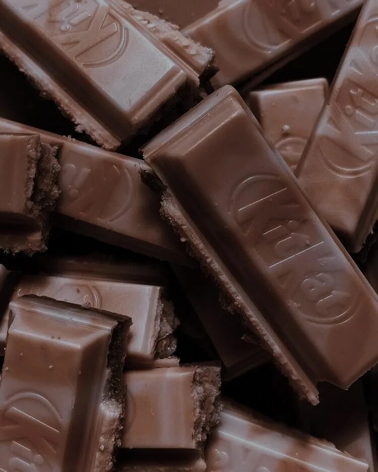Слаще шоколада лучше шоколада. Коричневые сладости. Эстетичный шоколад. Шоколад Эстетика. Шоколадки Эстетика.