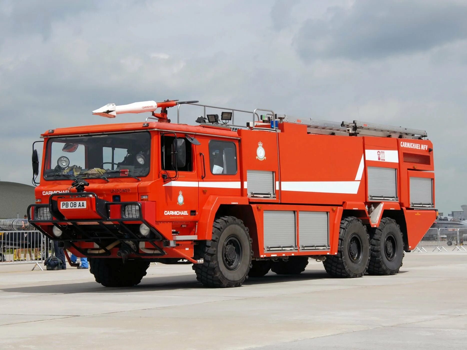 Пожарные автомобили специального назначения. Аэродромный пожарный автомобиль АА-12/60 (63501). Аэродромная пожарная машина РФ. Аэродромный пожарный автомобиль Rosenbauer 8x8. Магирус пожарная машина.