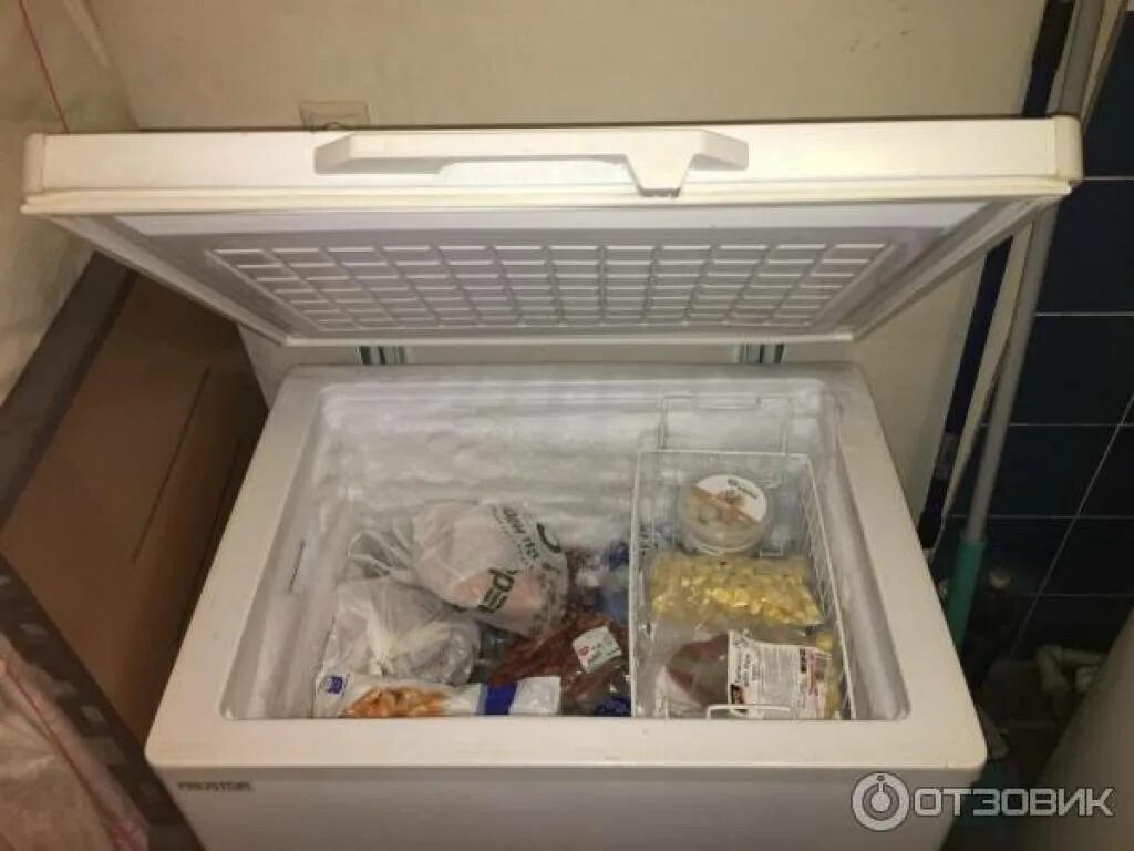 Можно ли ставить в морозилку горячую воду. Продукты в морозилке. Вода в морозилке. Можно ли ставить в морозилку горячую воду. Бутылка с водой в морозилке.