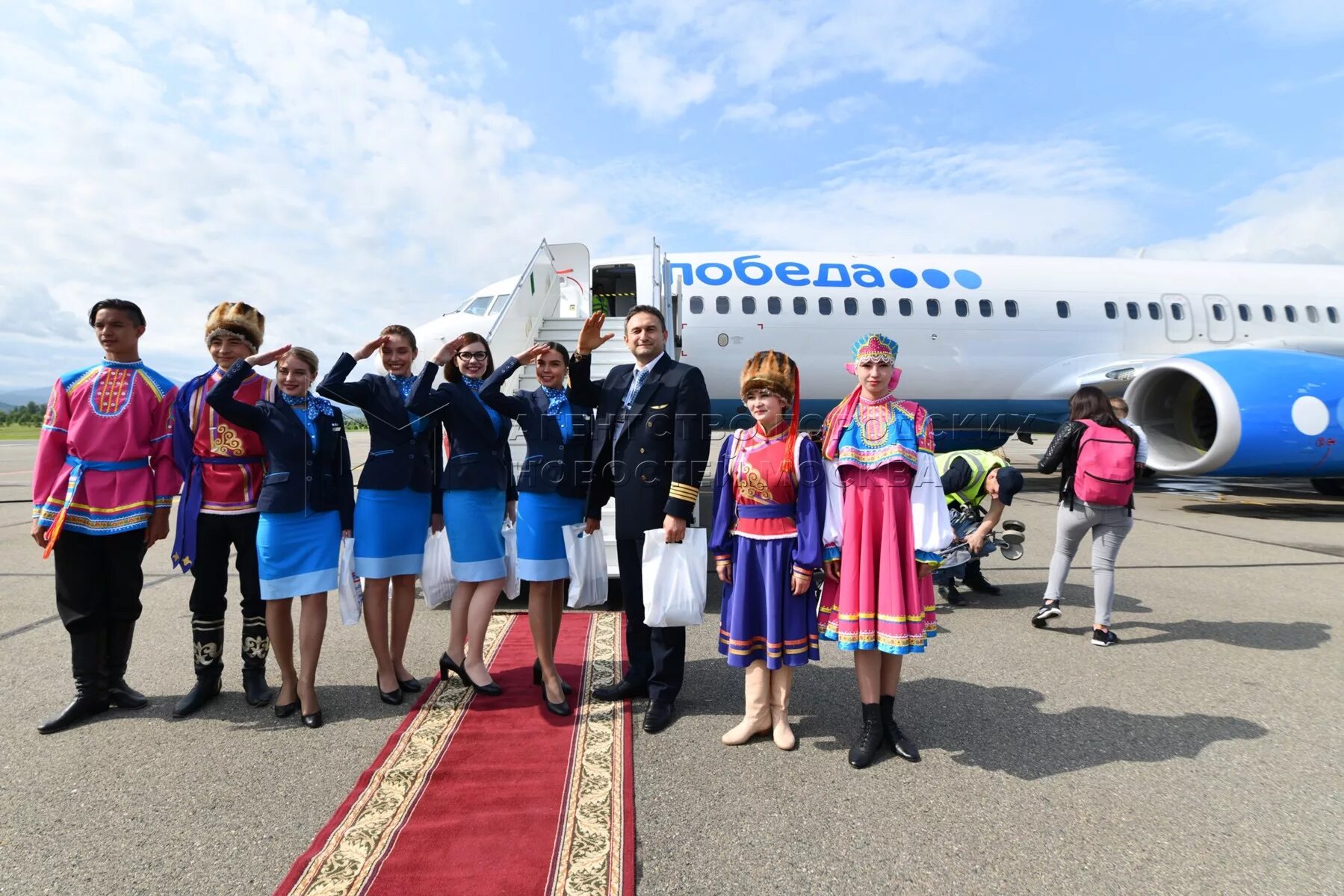 Горно алтайск агентство. Аэропорт Горно Алтайск директор. Авиакомпания победа первый рейс. Победа экипаж. Авиакомпания победа экипаж.