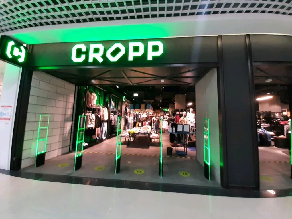 Cropp томск изумрудный город. Cropp магазин. Cropp магазин одежды. Cropp томск изумрудный город. Кроп таун орел внутри.