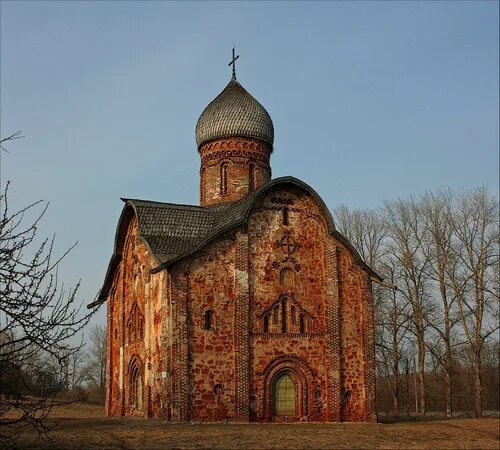 Церковь федора стратилата новгород чб. Новгород 14-15 века церковь. Новгородская архитектура 12-13 века. Новгородская церковь 14 век. Зодчество 13-14 века.