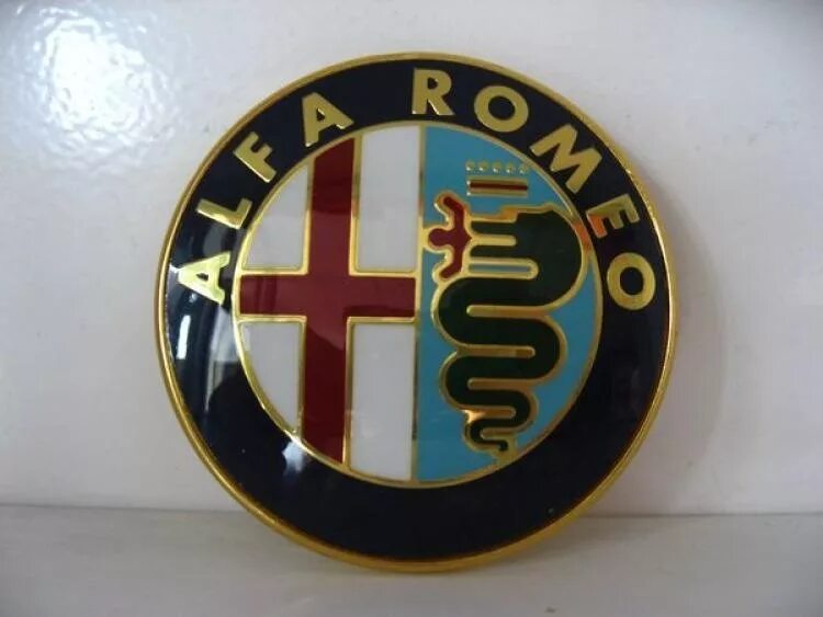 Знак альфа ромео. Alfa Romeo значок. Значок Альфа Ромео 1970. Альфа Ромео логотип. Знак автомобиля Альфа Ромео.