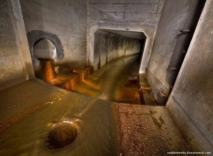 Коллектор петербург. Коллектор канализации 1800мм. Подземная канализация. Подземный канализационный коллектор. Огромный канализационный коллектор.