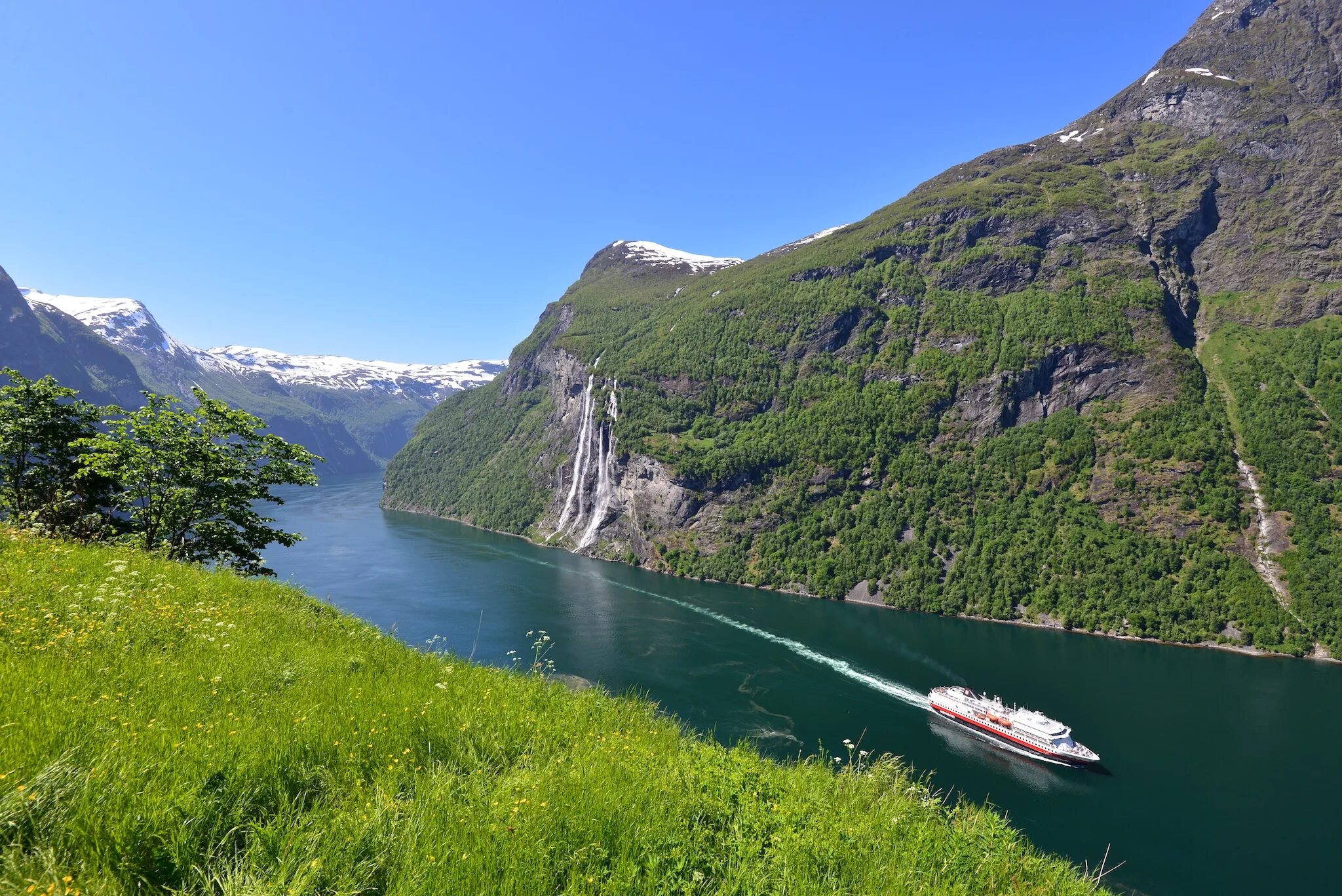 Какая страна имеет природную достопримечательность фьорды. Гейрангер-Фьорд Норвегия. Осло Норвегия фьорды. Гейрангер-Фьорд, графство мёре-ОГ-Ромсдал, Норвегия. Вест Фьорд Норвегия.