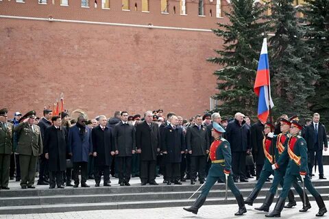 Возложение цветов к могиле неизвестного солдата
