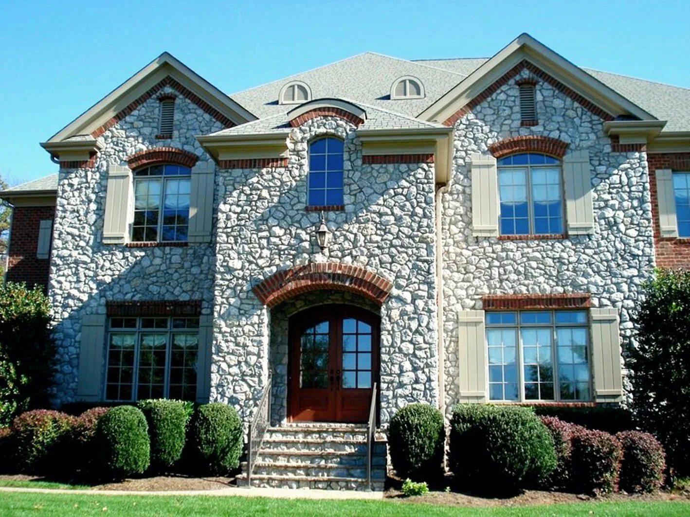 Виниловый сайдинг брик хаус. Отделка фасада камнем. Отделка фасада искусственным камнем. Облицовка кастл. Отделка домов камнем снаружи.