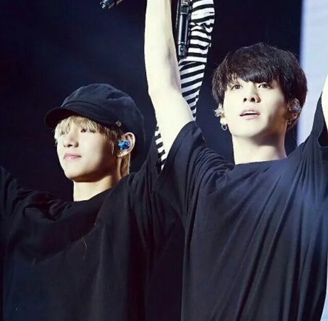 Bts чон чонгук 2023. Чонгук держит. Чон чонгук бтс 2022. Чонгук держит. Микрофон чонгука.