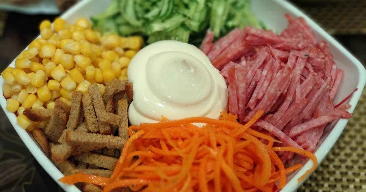 Салат с морковью колбасой и кукурузой. Салат радуга морковча. салат с корейской морковкой и кукурузой и сухариками. салат с корейской морковью и кукурузой и сухариками. салат с сухариками и корейской морковкой.