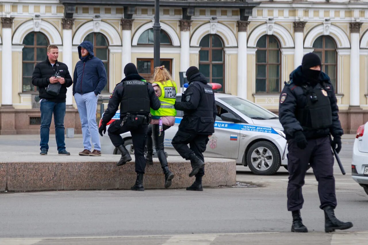 Убивают ли полицейские. Питерские полицейские. Полиция Петербурга. Питерские полицейские в Луганске.