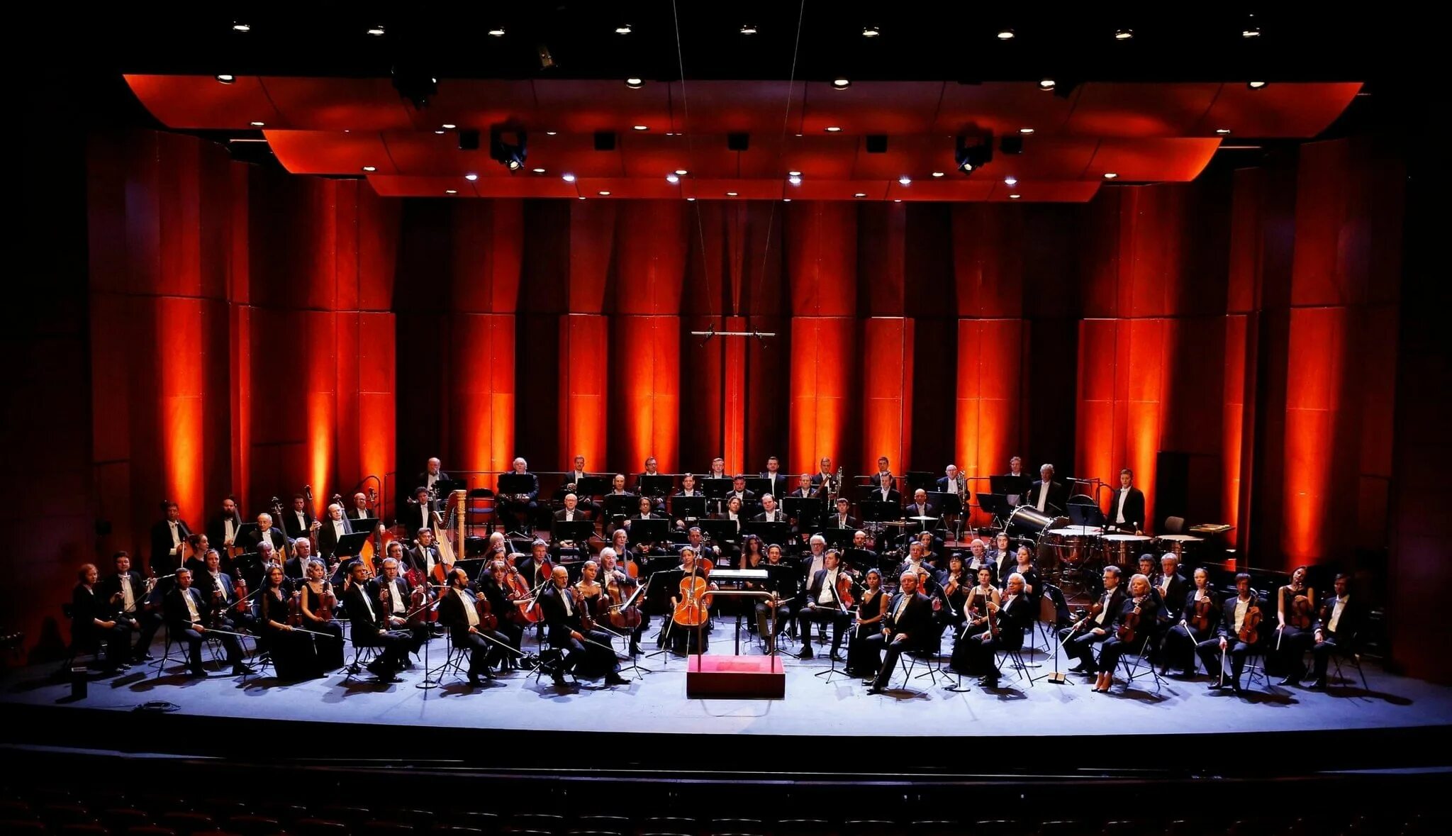 National orchestra. Тюменская филармония сцена. Оркестр на сцене. Выступление на сцене. Российский национальный оркестр.