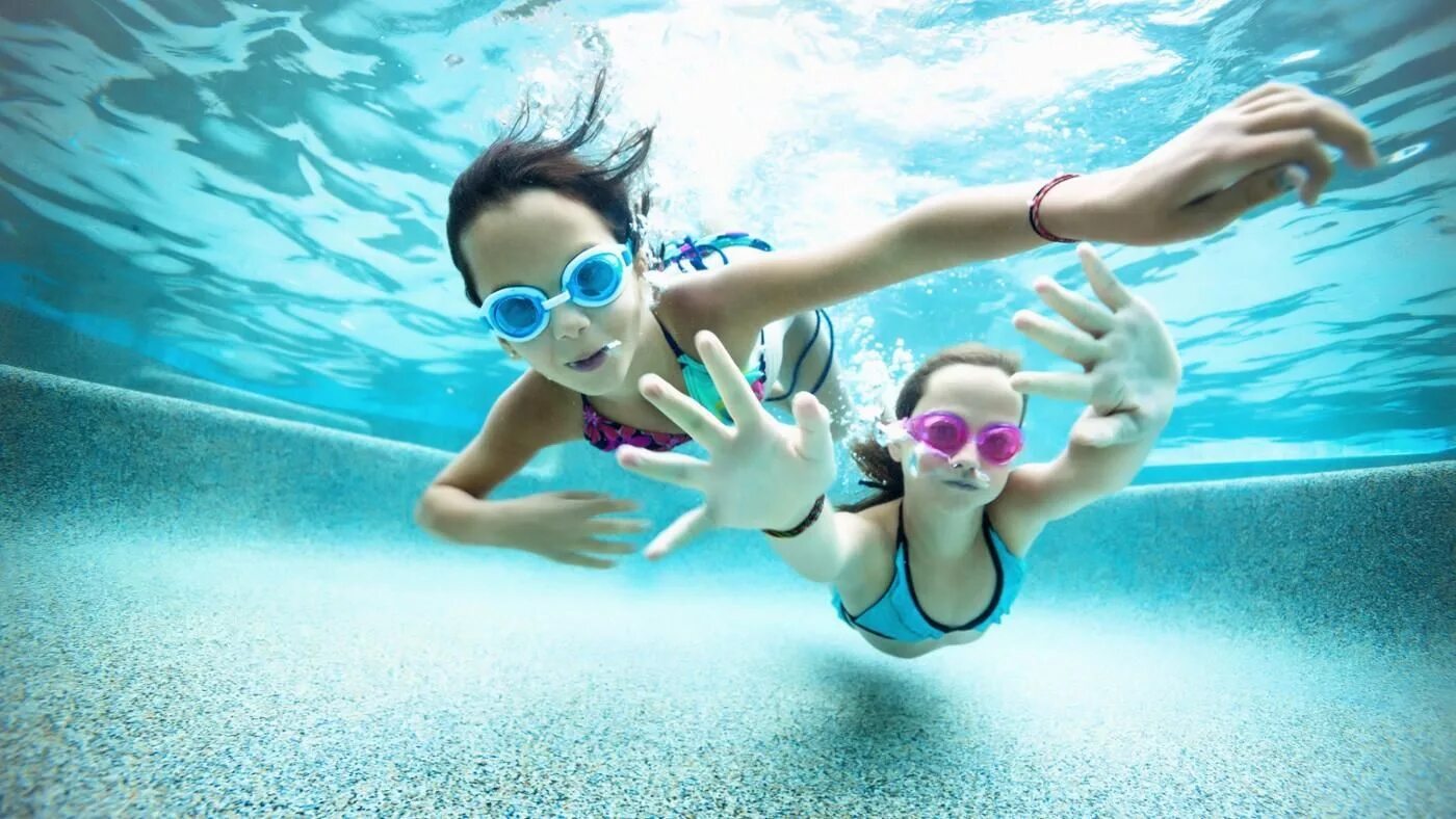 После стримчика в бассейн. Зож плавание. Женщина в бассейне. Девушка прыгает в бассейн. После стримчика в бассейн.