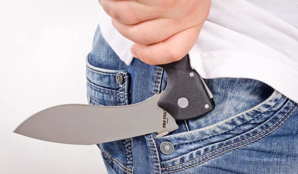 Джейсон стэтхэм неудержимые. Человек вынул нож. Человек вынул нож. Мужчина достает пистолет. Человек вынул нож.