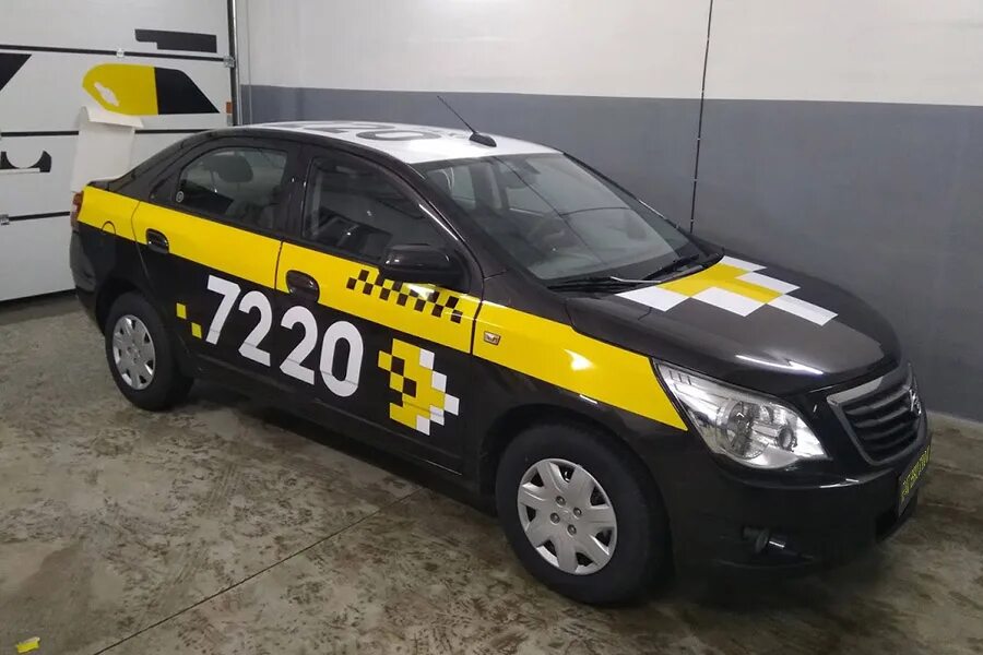 Магнитное брендирование. Оклейка такси фольксваген поло. Наклейки яндекс такси для брендирования. Магнитное брендирование. Рекламные магниты на автомобиль.