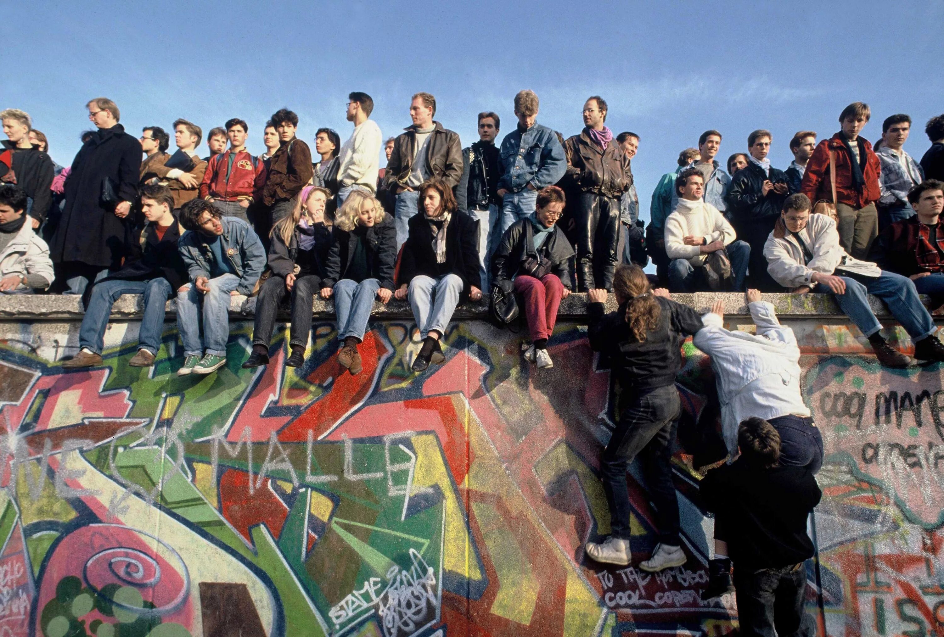 Крушение берлинской стены. Berlin wall 1989. падение берлинской стены 1989. падение берлинской стены фото. разрушение берлинской стены.