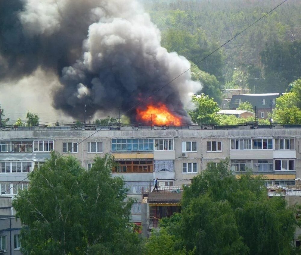 Пожар в октябрьском поселке. Пожар в октябрьском поселке. В сорочинске сгорел дом. Пожар фото. Пожарные белорецк.