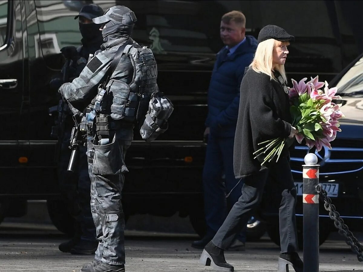 Пугачева похороны последние. Похороны знаменитостей фото. пугачёва сейчас фото 2025. прощание.