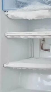 В холодильнике лед под ящиками