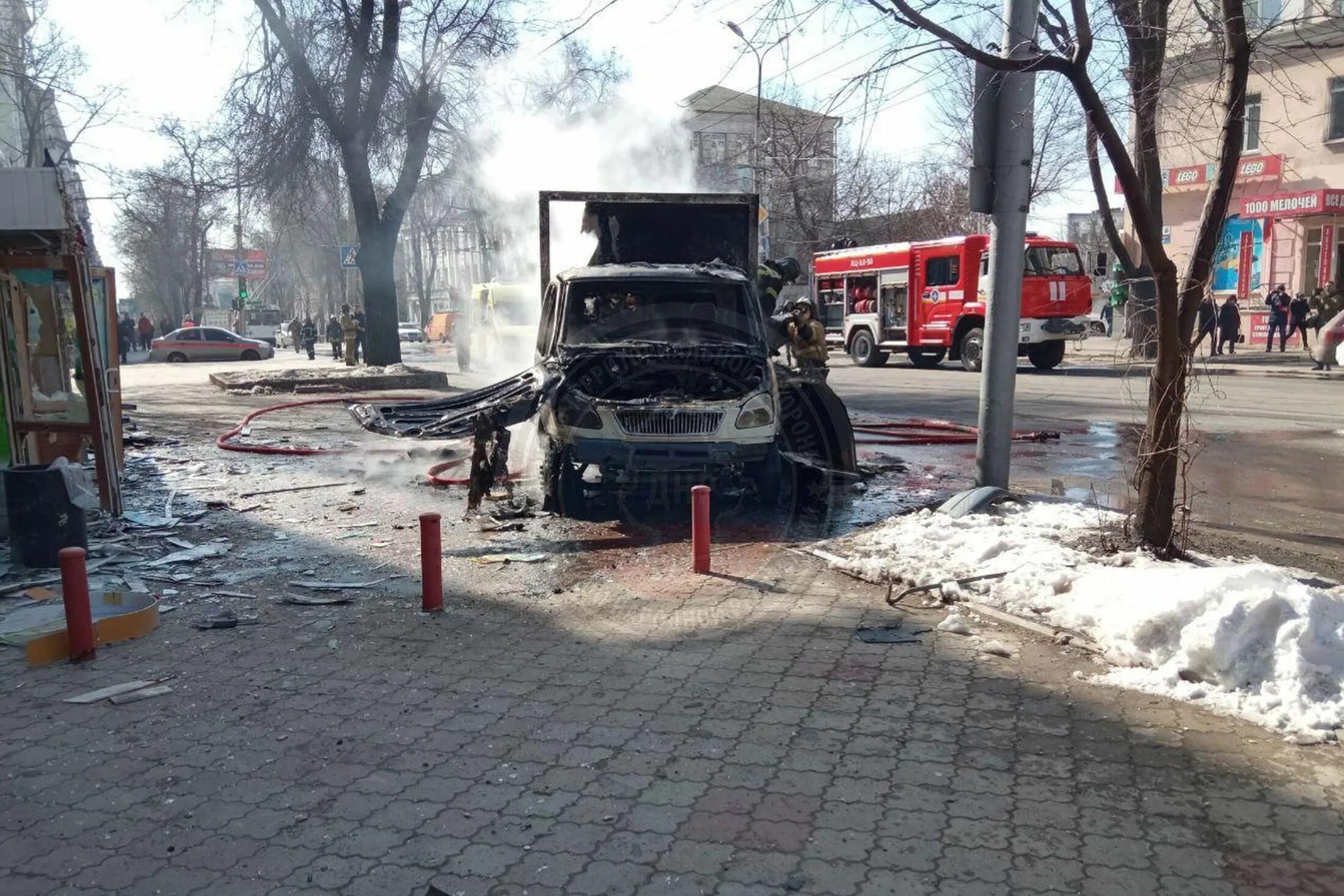 Обстрел ворошиловского района донецка. Взрыв жилых домов в донецке. Обстрел микрорайона текстильщик в донецке. Донецк сейчас. Разбомбленный аэропорт в донецке.
