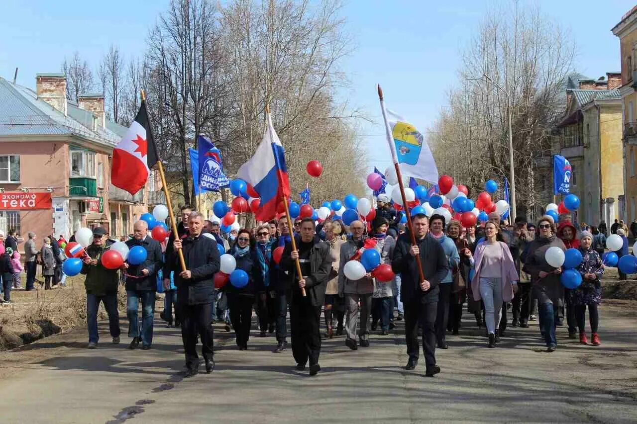 Погода сейчас первомайском. 1 Мая демонстрация Глазов. Праздники в городе Глазове. Майские праздники в Глазове. Колонна на демонстрации 1 мая.