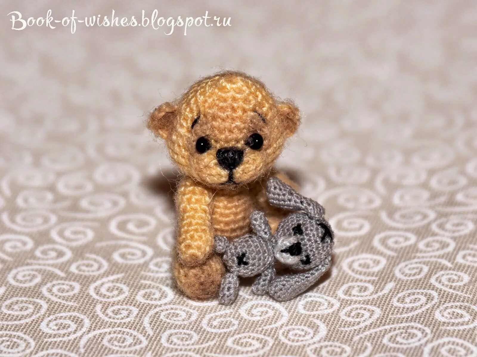 вязаный мини медведь. мини мишка амигуруми крючком. мини мишка крючком. юлия дейнега медвежонок амигуруми. мини мишка крючком.