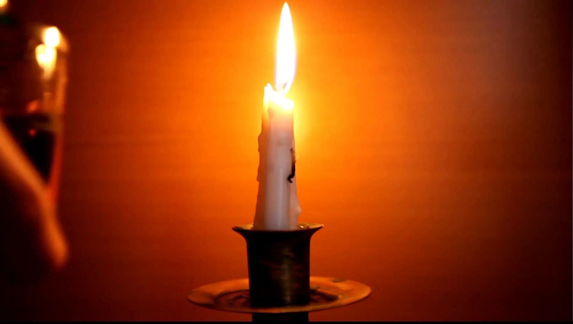 Горящая свеча. Свеча горела. Одинокая горящая свеча. Одиноко свечи горят
