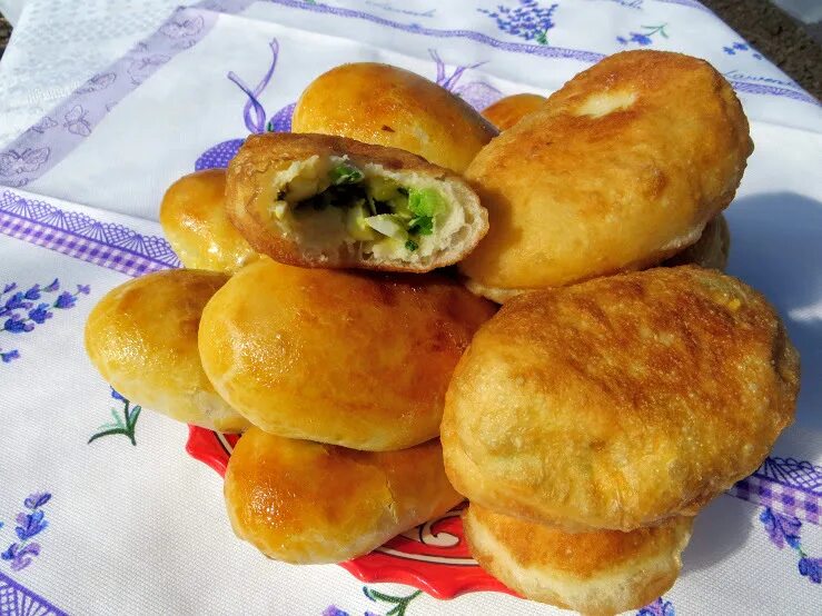 Рецепт пирожков как пух жареных. Вкусное тесто для пирожков жареных. тесто для пирожков для жарки. идеальное дрожжевое тесто для жареных пирожков. тесто для пирожков с луком.