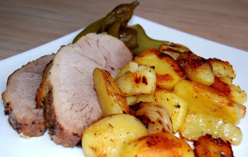 свинина с картошкой в духовке. картошка с мясом в духовке. жареная картошка с мясом. свинина с картошкой в духовке. мясо кусочками с картошкой.