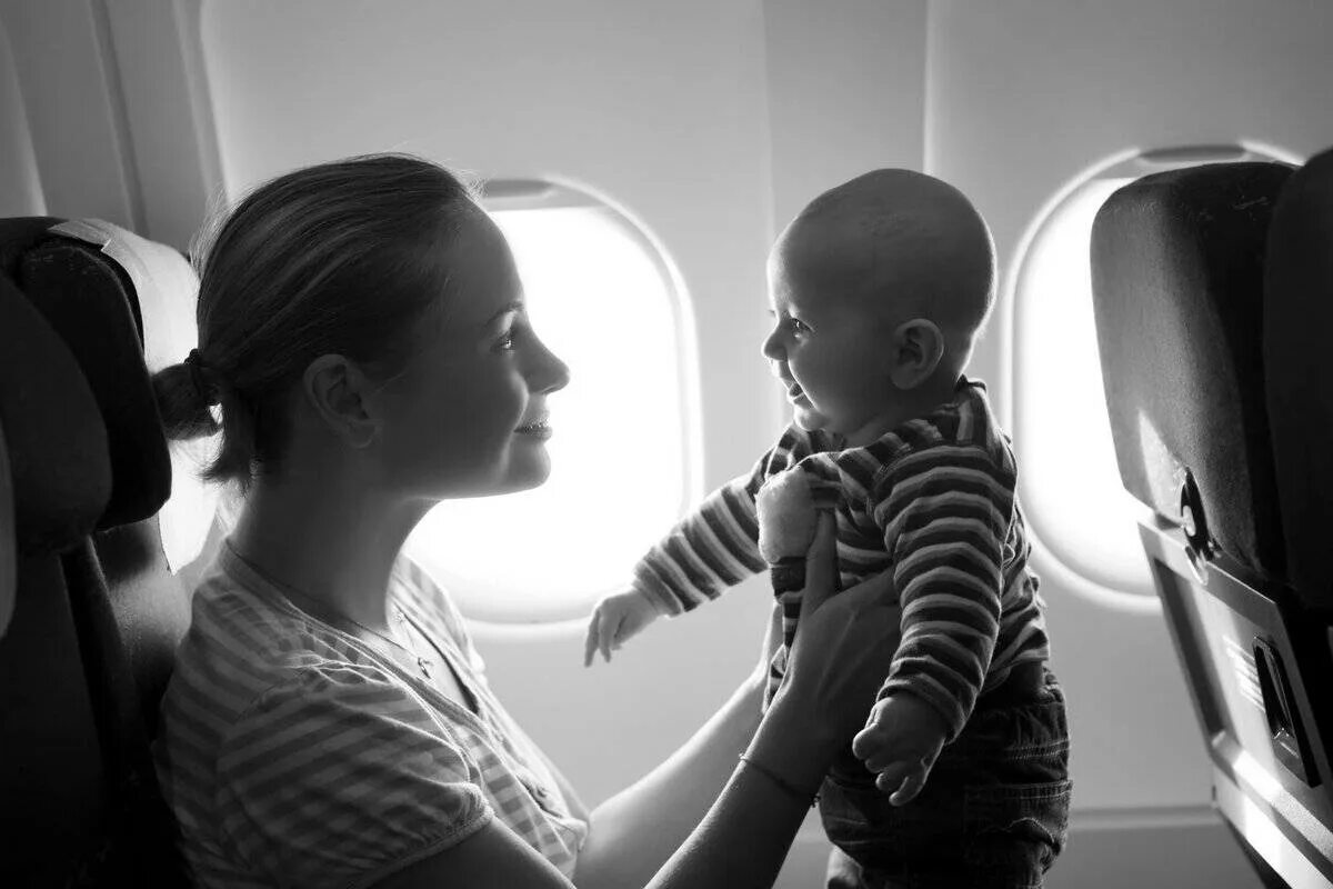Путешествие на самолете для детей. Можно ли лететь ребенку без родителей. Правила перевозки детей в самолете. Подросток в самолёте. Путешествие на самолете для детей.