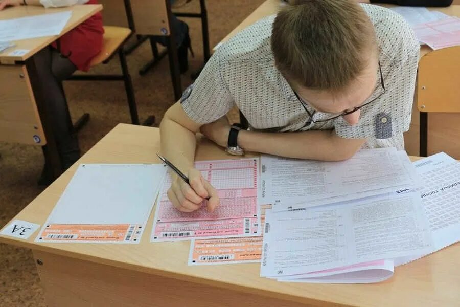 Какой экзамен в девятом классе. Экзамен в школе. экзамен по русскому. школьники после егэ. экзамены в 9 классе в 2025.