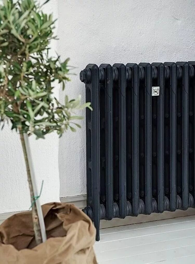 Чем покрасить батареи в квартире. Старые радиаторы отопления. чугунные батареи в интерьере. чугунные радиаторы в интерьере. радиаторы отопления в интерьере.