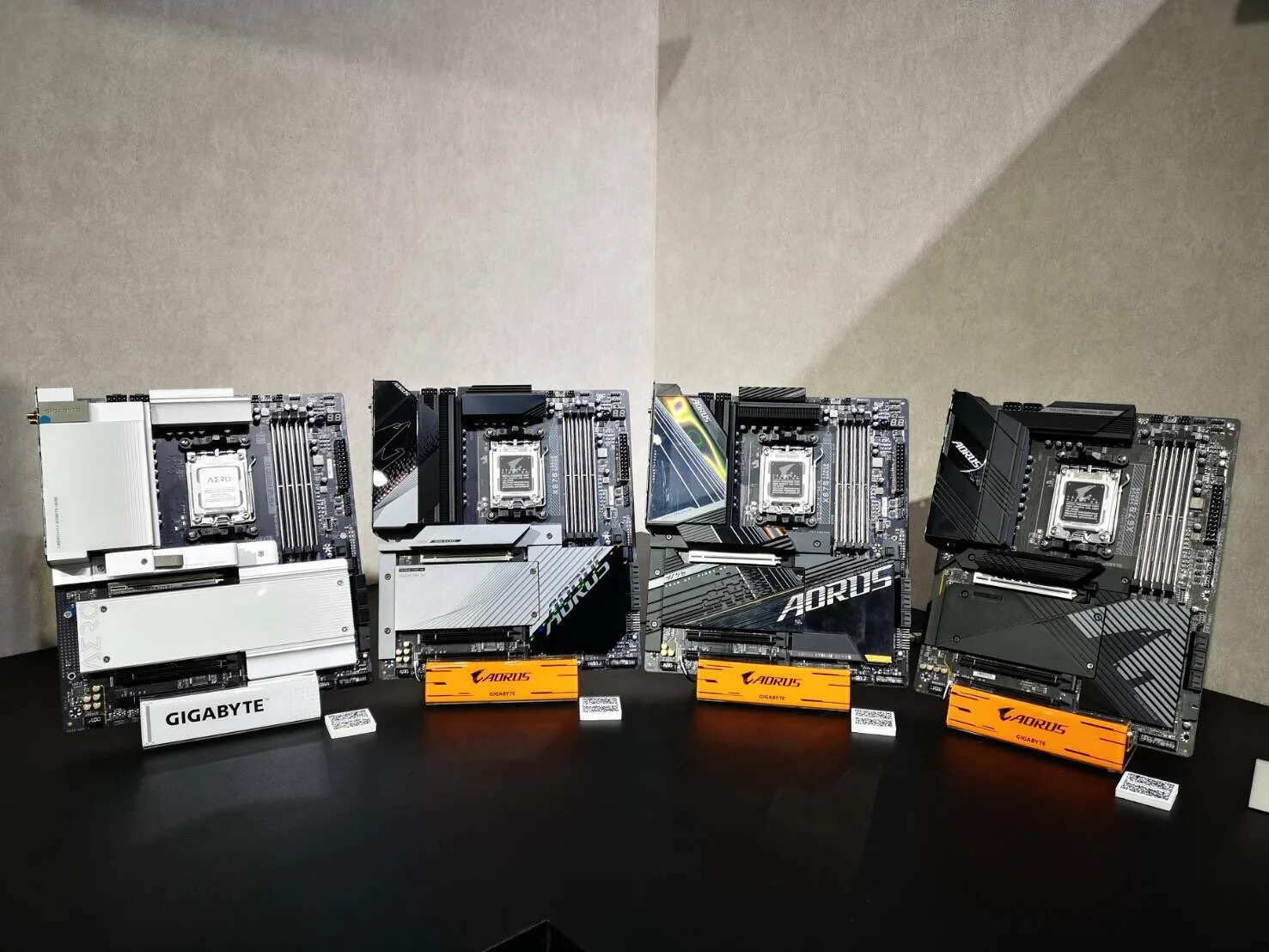 Gigabyte x670 gaming x. Материнская плата Gigabyte x670. X670e AORUS Xtreme. X670e-Plus. Gigabyte x570 AORUS Xtreme.