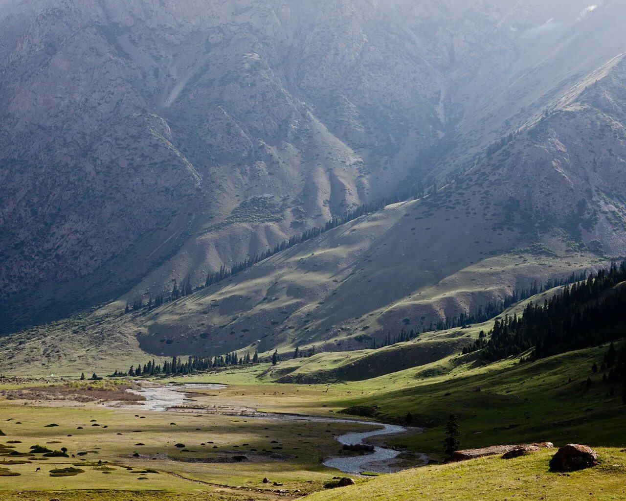 Р киргизия. Григорьевское ущелье Киргизия. Ущелье Джууку Киргизия. Киргизия Бишкек горы. Тянь-Шань Киргизия.