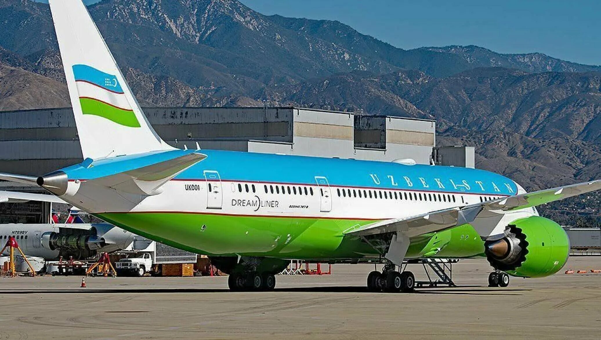 Uzb bugun. Узбекистан авиакомпания хаво йуллари. Самолёт Boeing 787 Dreamliner Uzbekistan Airways. 787 800 Боинг Uzbekistan Airways. Дримлайнер 787 Uzbekistan.