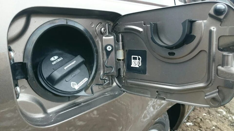 Лючок бензобака приора 2. Лючок бензобака приора хэтчбек. Лючок бензобака приора 2. Лючок бака приора. Бак приора 2.