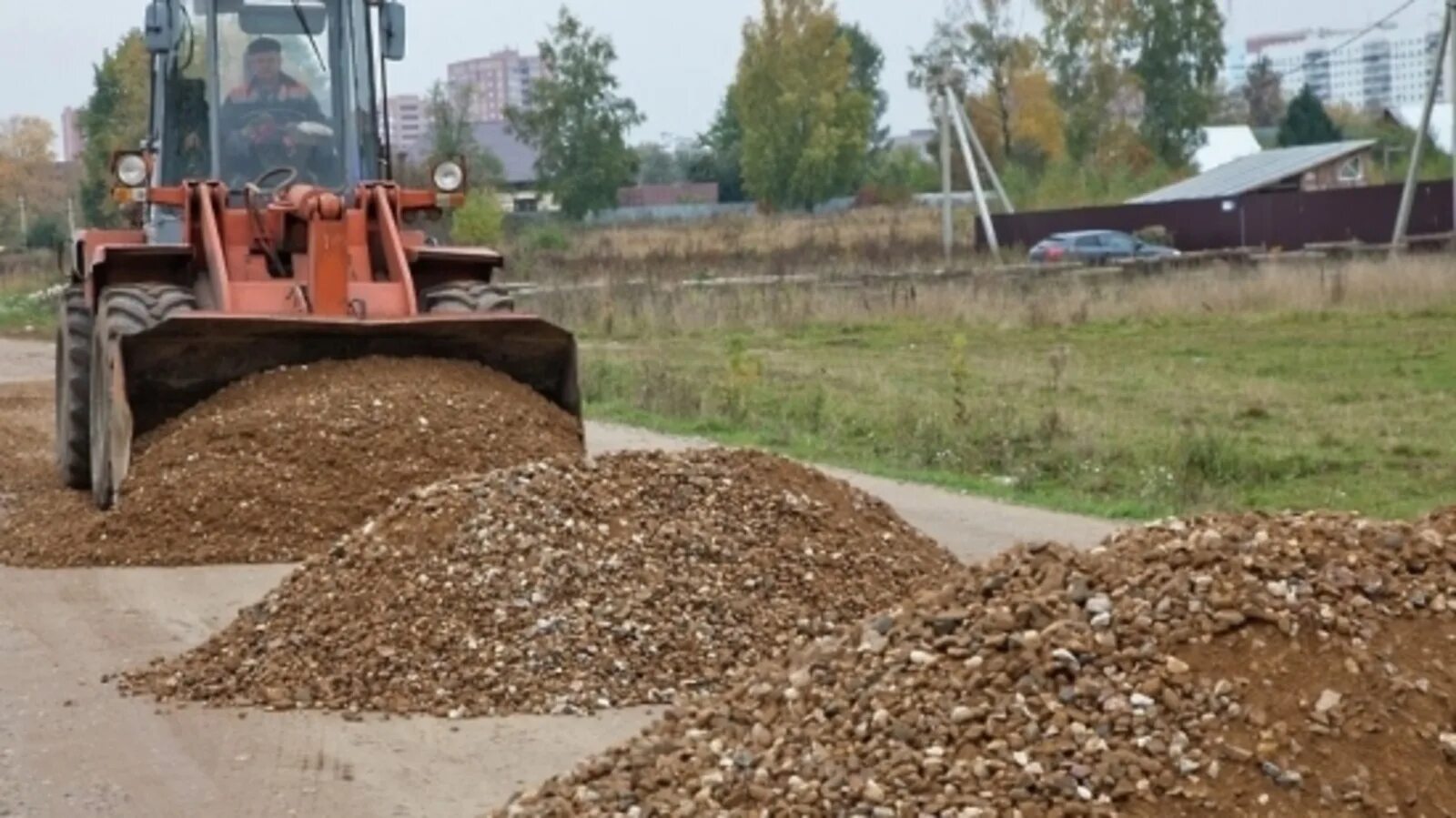 Засыпка крошки. Отсыпка дороги ПГС. Песчано-гравийная смесь дорога. Отсыпка дороги ЩПС. Засыпка дорог гравием.