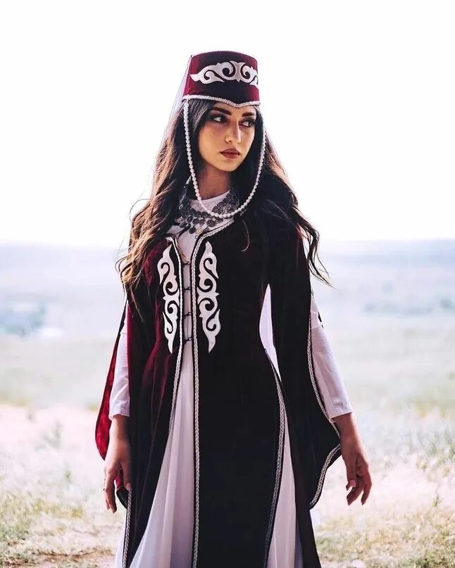 Армянский национальный костюм сюник. Армянский тараз женский национальный. Тараз армянский национальный костюм женский. Армянский костюм женский. Армянский национальный костюм сюник.