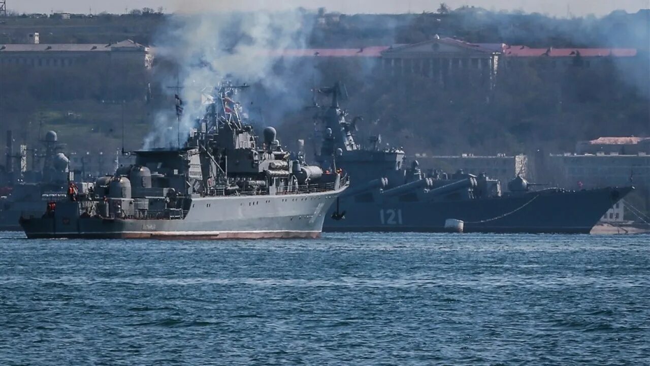 Повреждения москвы. Ракетный крейсер Москва подбит. Ракетный крейсер Москва повреждения. Украина ракетный крейсер. Крейсер Москва поврежден.